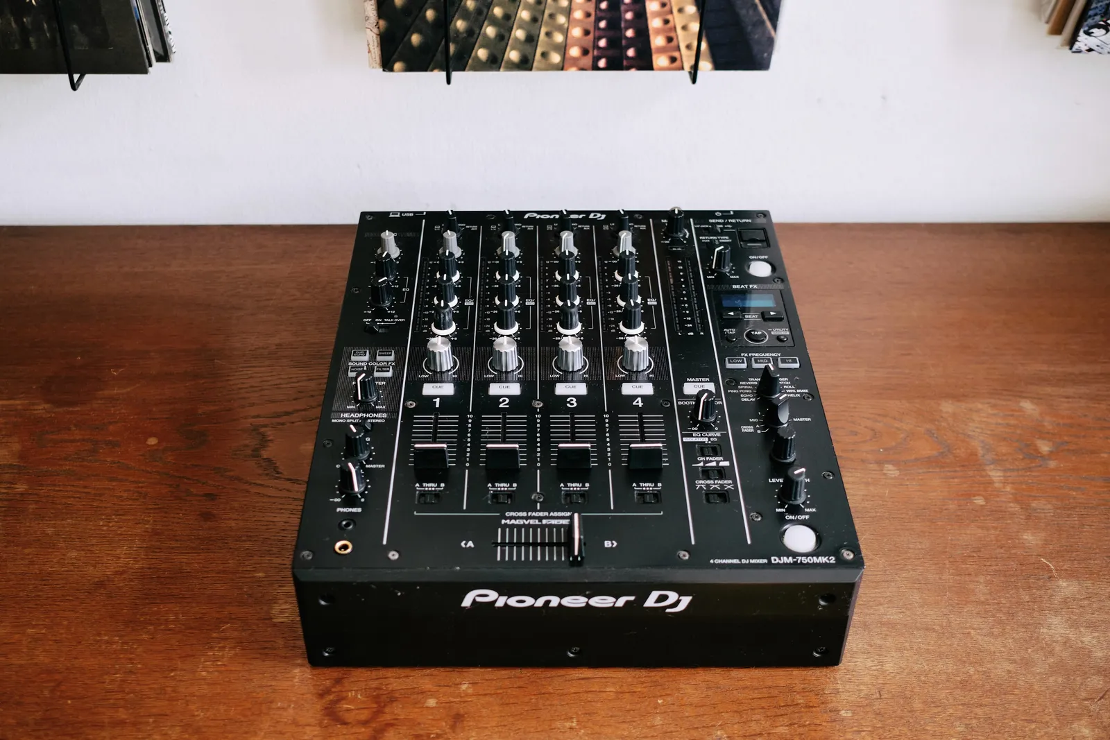 Pioneer DJM-750 MK2 Mixer mieten – professionelle DJ-Technik mit vielseitigen Funktionen und hoher Klangqualität.