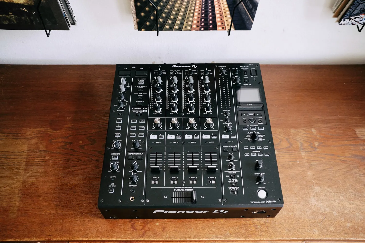 Pioneer DJM-A9 Mixer mieten – hochwertiger 4-Kanal-Flagship-Mixer mit fortschrittlichen Features und beeindruckender Klangqualität.