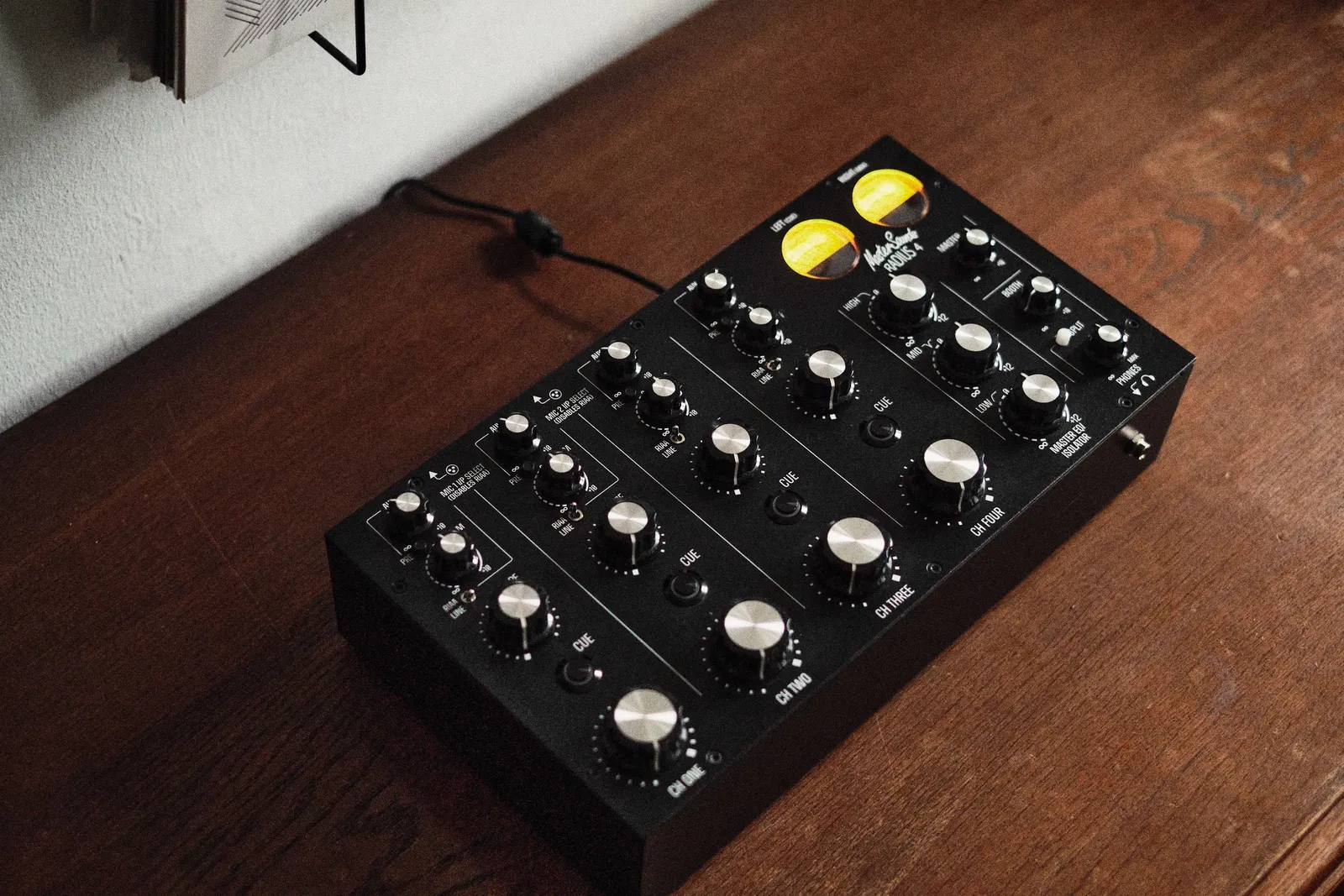 MasterSounds Radius 4 DJ-Mixer mieten – analoger Rotary-Mixer mit exzellenter Klangqualität und einzigartigem Design.