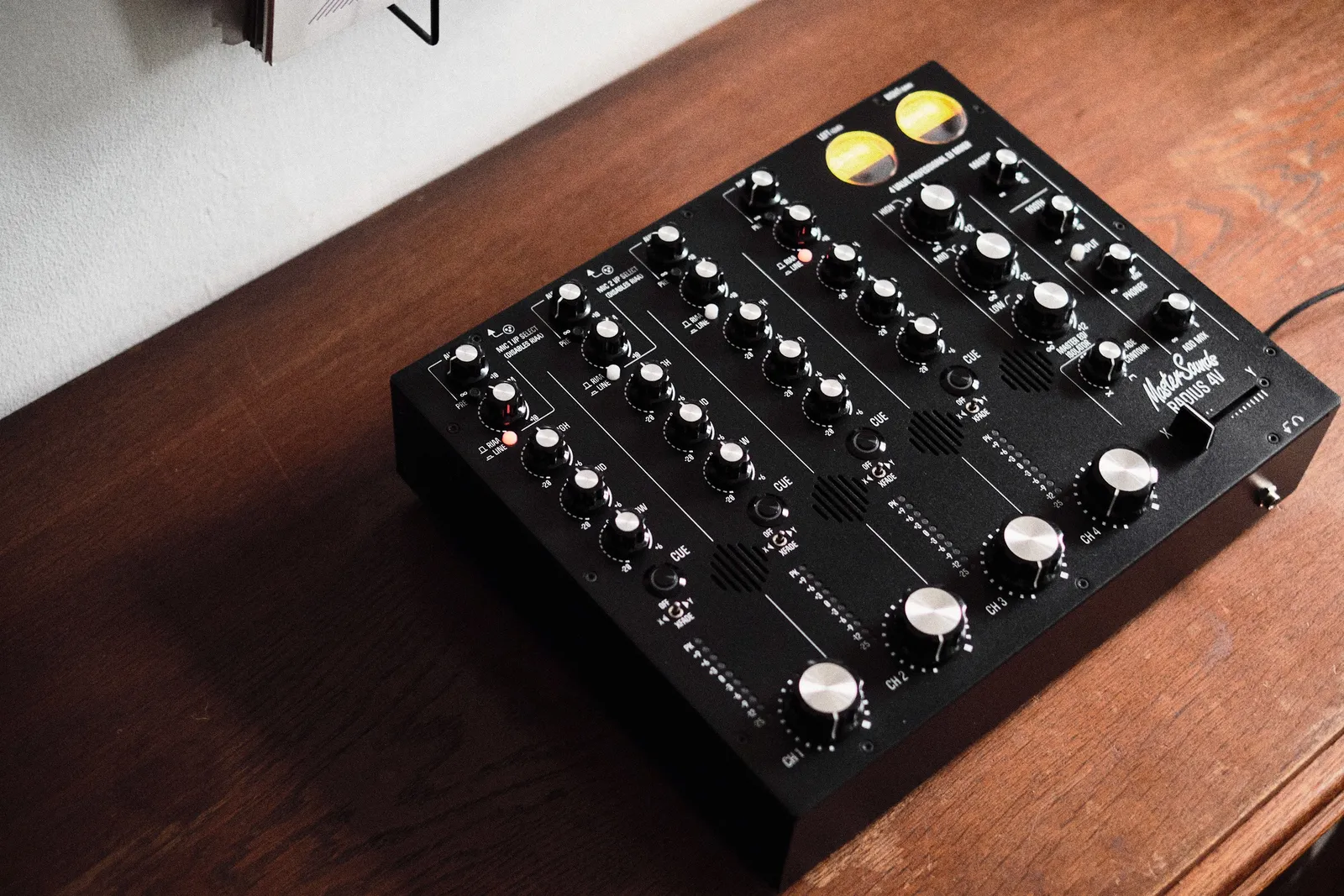 MasterSounds Radius 4V Mixer mieten – exzellenter analoger Rotary-Mixer mit VU-Metern und audiophilem Klang.