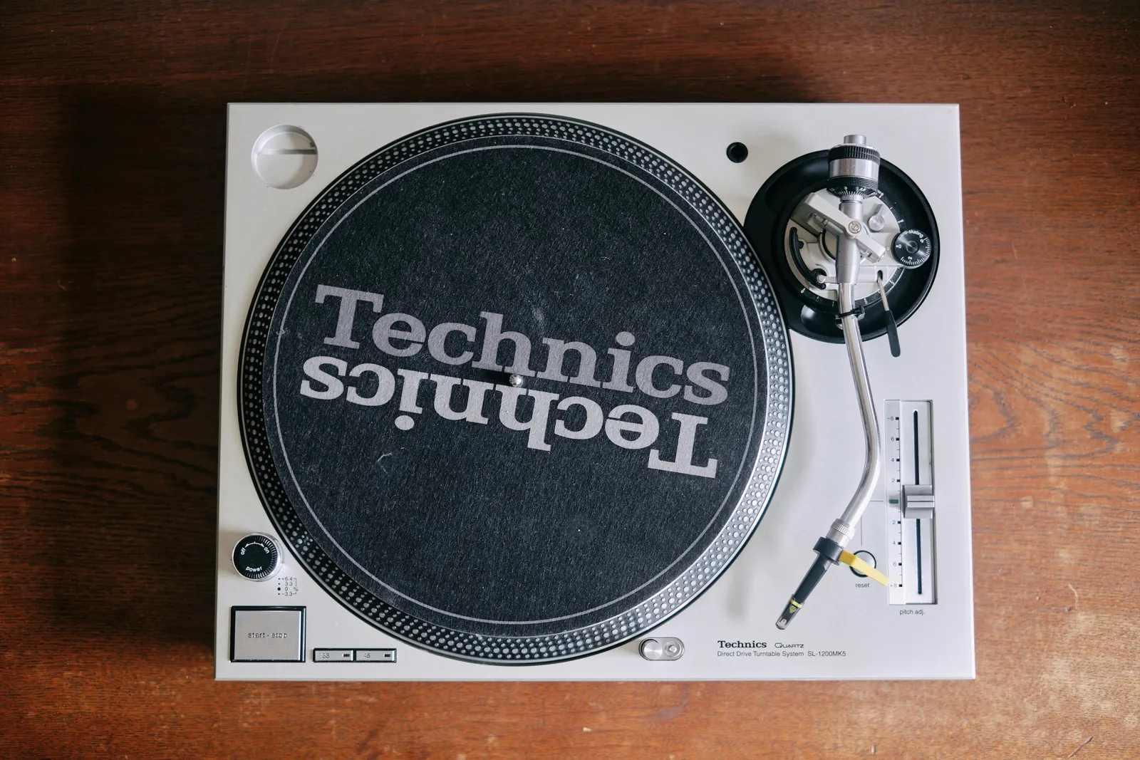 Technics SL-1200 MK5 Plattenspieler mieten – hochwertige DJ-Ausrüstung für präzise Wiedergabe und Langlebigkeit.