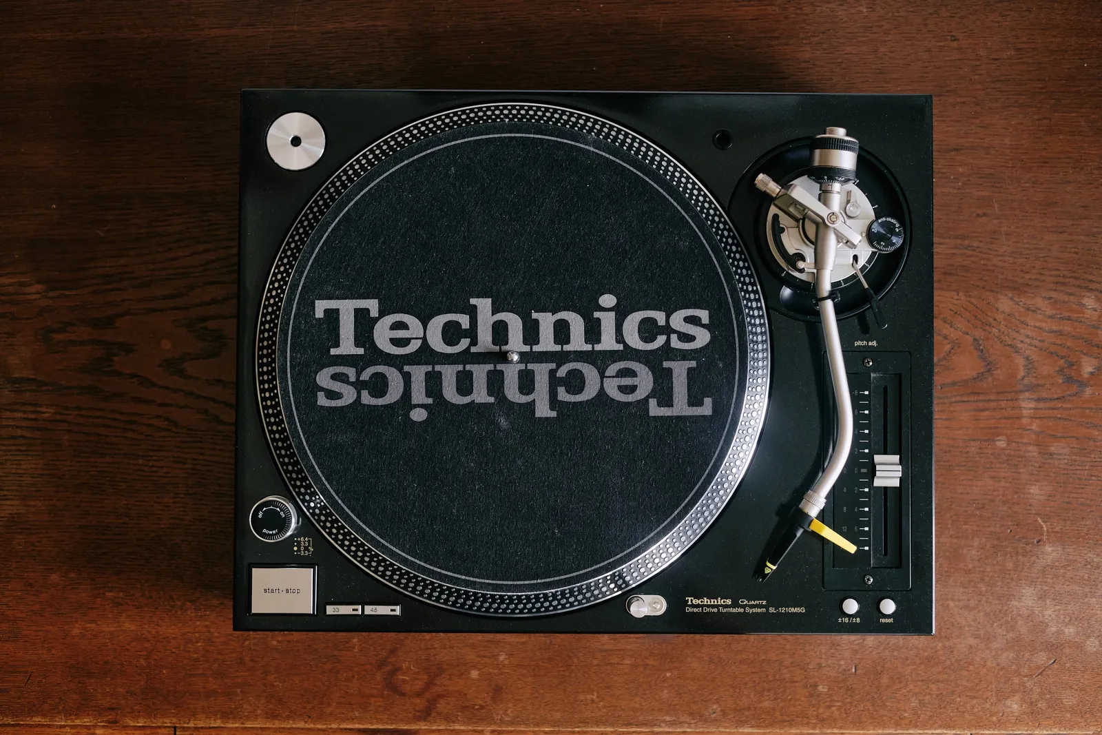 Technics SL-1210 M5G Plattenspieler mieten – High-End-DJ-Equipment für professionelle und anspruchsvolle Anwendungen.