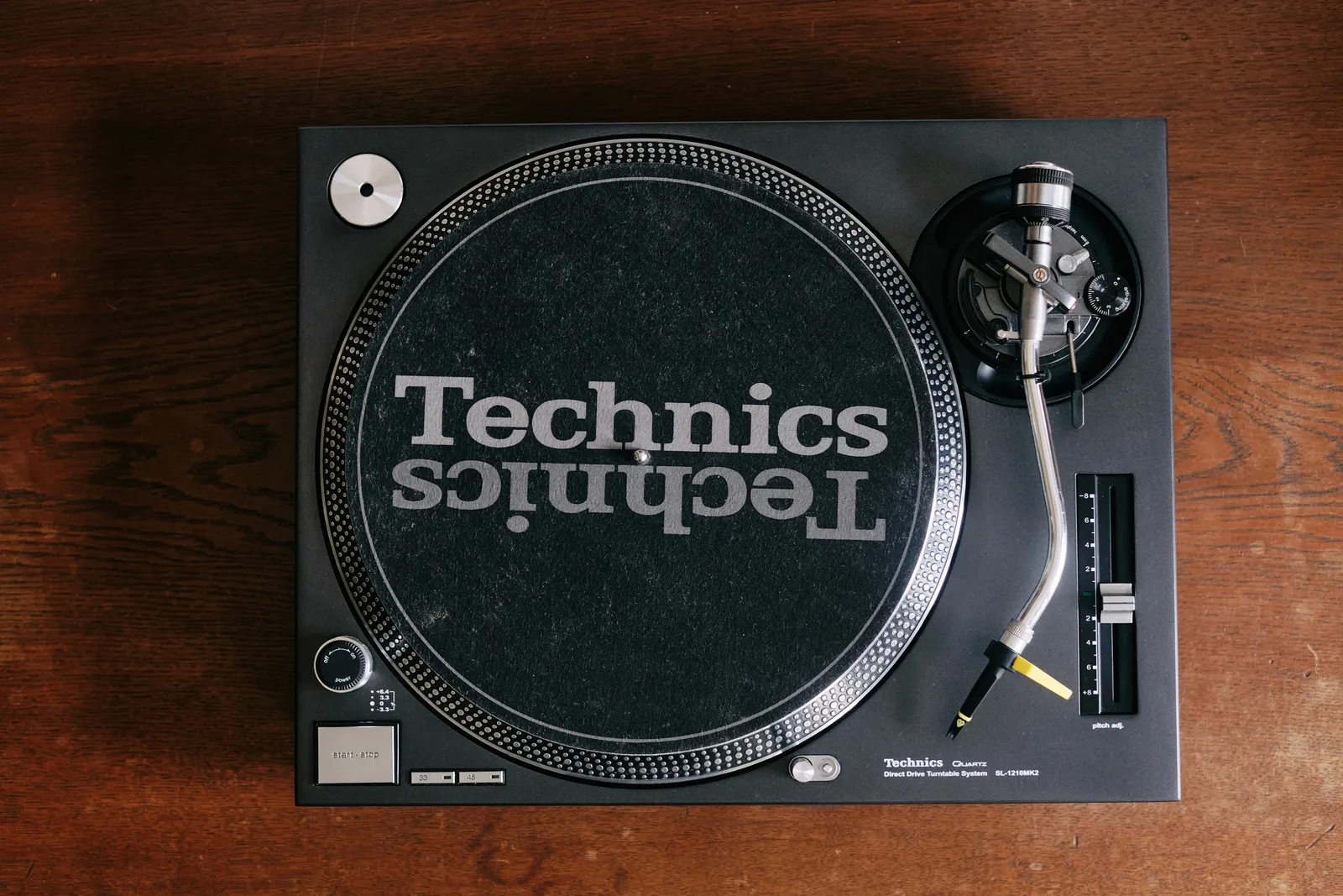 Der legendäre Technics SL-1210 MK2 Plattenspieler mieten – klassische DJ-Technik mit herausragender Audioqualität.