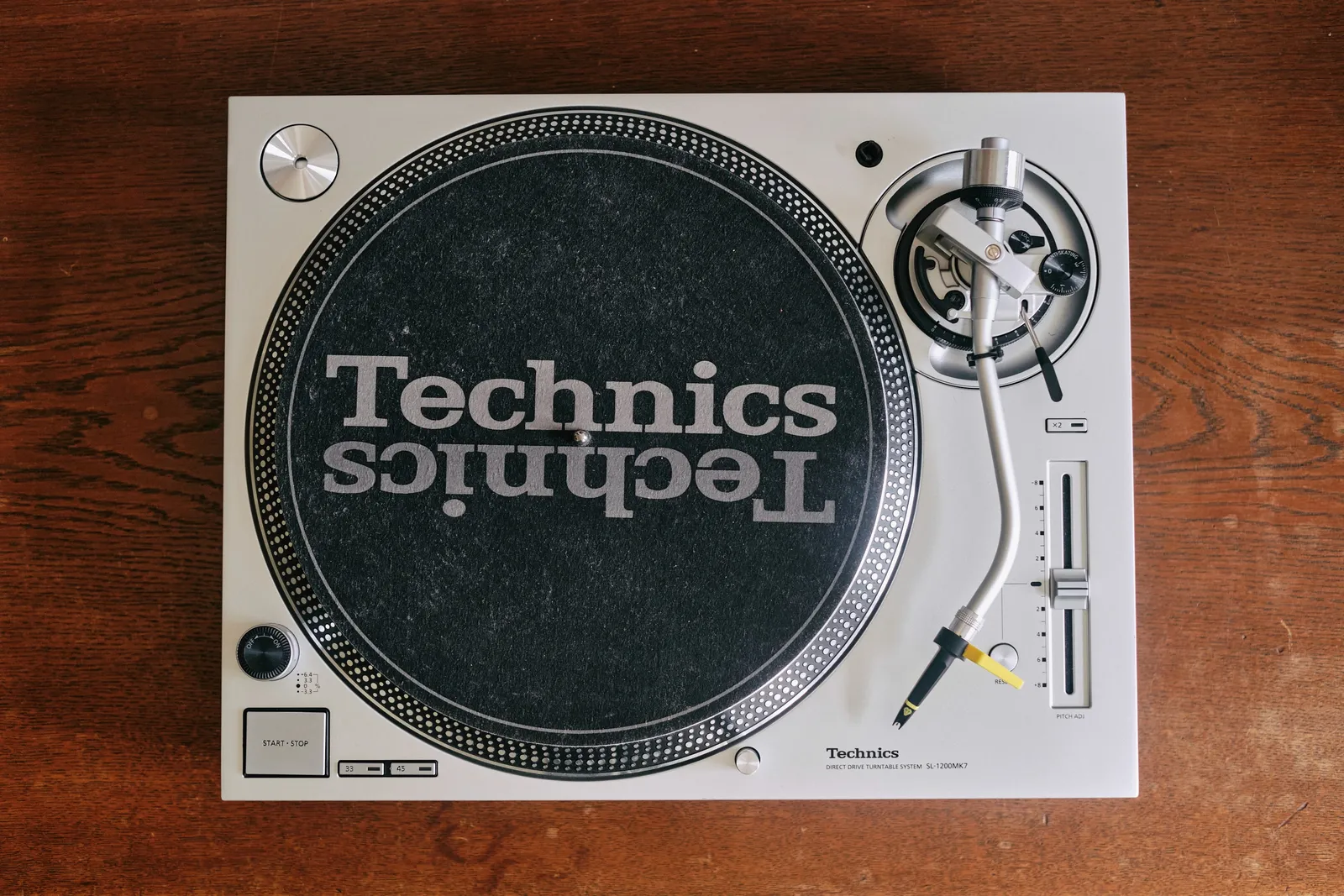 Technics SL-1200 MK7 mieten – moderne DJ-Technik für präzise Wiedergabe und hochwertige Performance.