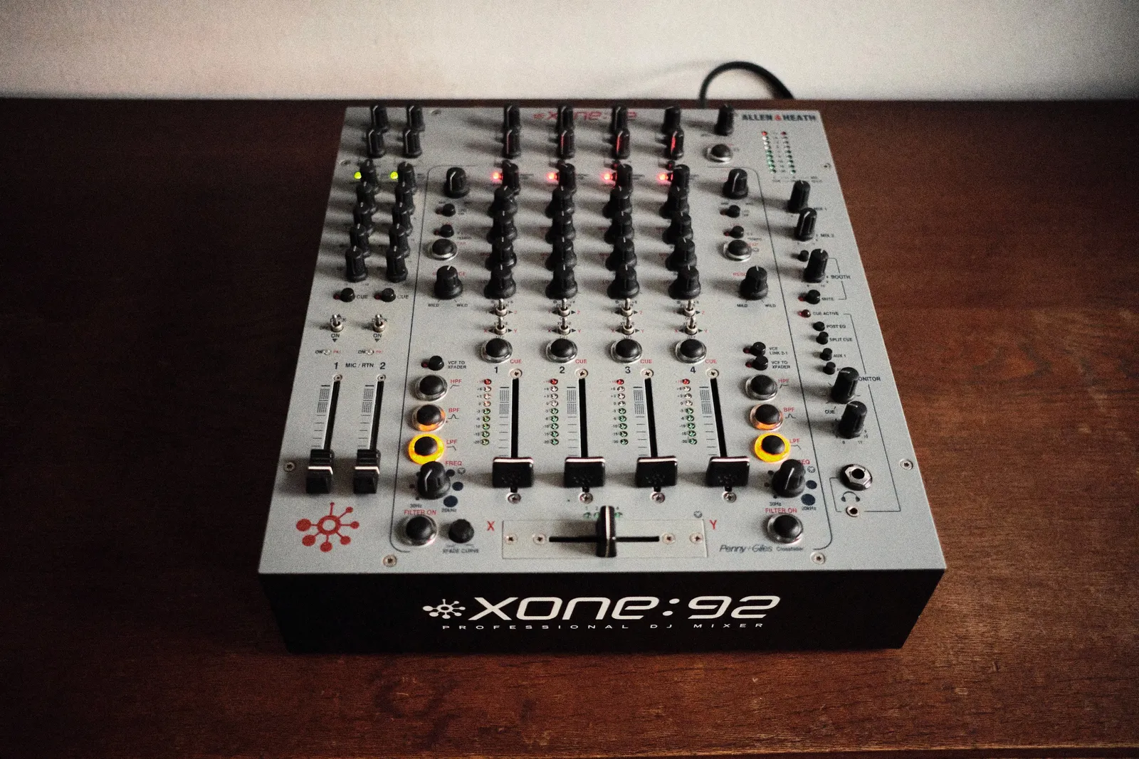 Allen & Heath Xone:92 DJ-Mixer mieten – analoger Kult-Mixer mit Dual-VCF-Filter und herausragender Klangqualität.