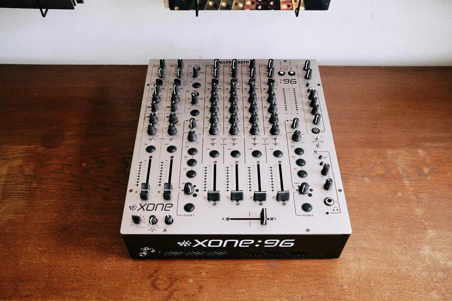 Allen & Heath Xone:96 Mixer mieten – analoger 6-Kanal-Mixer für exzellente Audioqualität und innovative Performance.